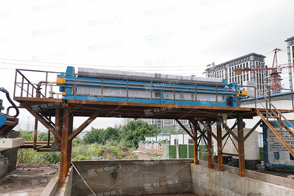 洗沙場怎么實現(xiàn)零排放標(biāo)準(zhǔn)？污泥壓濾機(jī)設(shè)備有什么用？